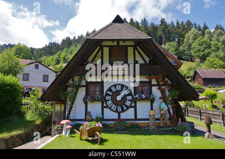 Più grande del mondo orologio cucù, Schonach in Schwarzwald, Baden-Württemberg, Germania Foto Stock