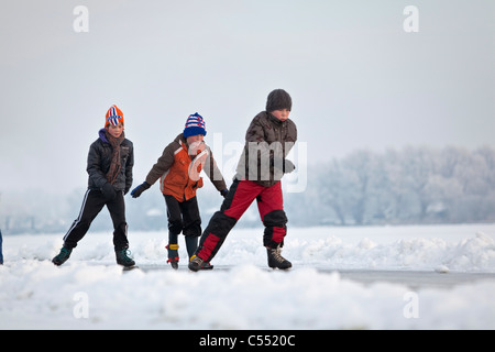 I Paesi Bassi, Gaastmeer, pattinaggio sul lago ghiacciato di gelo e neve paesaggio. Foto Stock