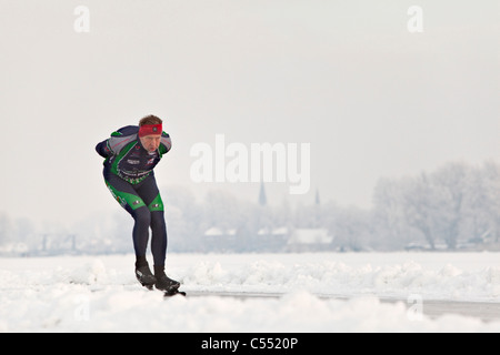 I Paesi Bassi, Gaastmeer, pattinaggio sul lago ghiacciato di gelo e neve paesaggio. Foto Stock