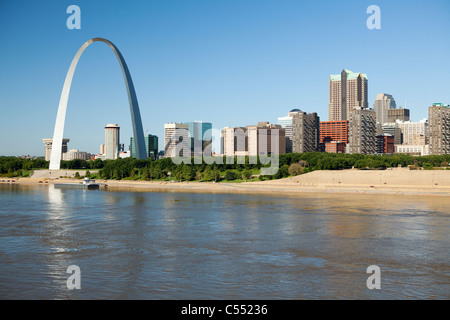 St Louis, Missouri Skyline lungo il fiume Mississippi Foto Stock