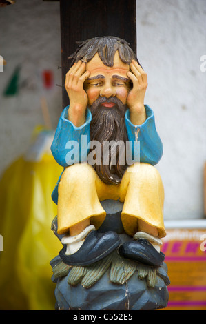 Funny intaglio del legno di un triste e turbato il vecchio uomo in Schwarzwald, Germania Foto Stock