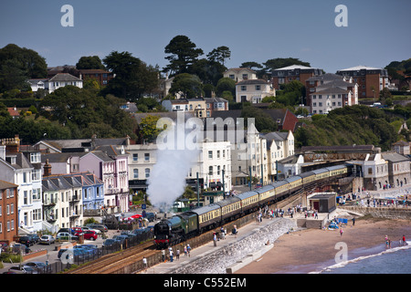 Torbay Express, proveniente attraverso Dawlish lungo la parete del mare. Foto Stock