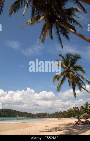 Turisti alla spiaggia da sogno in Mirissa, Sri Lanka Foto Stock