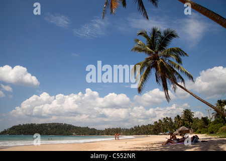 Turisti alla spiaggia da sogno in Mirissa, Sri Lanka Foto Stock