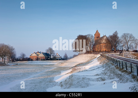 I Paesi Bassi, Hogebeintum, Chiesa sul cumulo di neve. Foto Stock