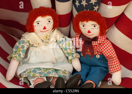 Bambole Raggedy Ann & Raggedy Andy Cloth circondate da americani Bandiere USA Foto Stock