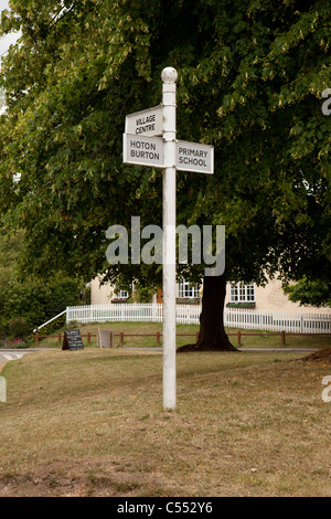 Un villaggio verde fingerpost mostrando le direzioni per villaggi locali e luoghi di interesse Foto Stock