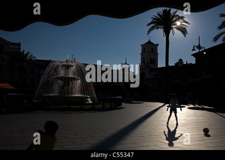 Una bambina gioca a calcio nella piazza principale di Merida, provincia di Badajoz, regione Estremadura, Spagna, 4 maggio 2001. Foto Stock