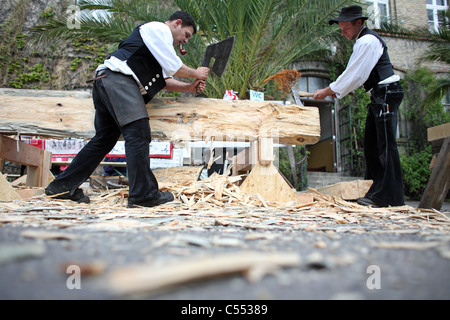 Carpentieri in abiti tradizionali al lavoro, Berlino, Germania Foto Stock