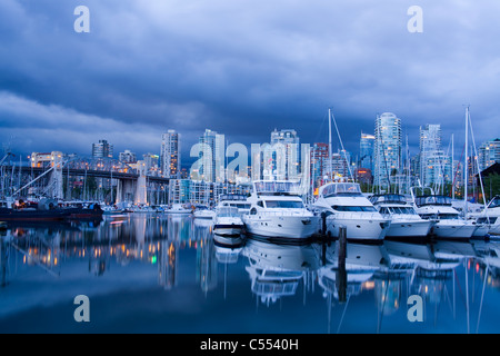 Canada, British Columbia, Vancouver, False Creek, Burrard Bridge e Broker's Bay Marina Foto Stock