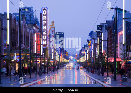 Canada, British Columbia, Vancouver, Orpheum Theatre su Granville Street al crepuscolo Foto Stock