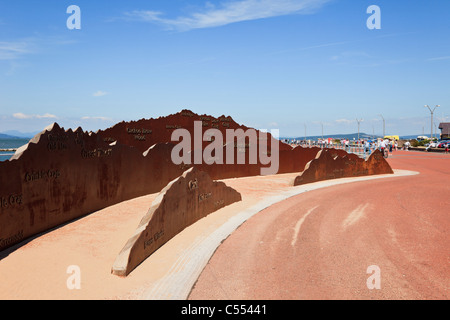 Morecambe, Lancashire, Inghilterra, Regno Unito. Panorama della scultura in acciaio del Distretto dei Laghi montagne tracciato sul lungomare Foto Stock