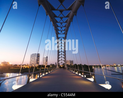 Licenza disponibile al numero MaximImages.com dell'Humber River Arch Bridge di Toronto durante il tramonto, noto anche come Humber Bay Gateway Bridge. Canada Foto Stock