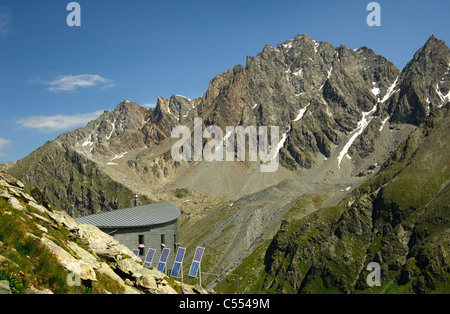 La Cabane du Velan del Club Alpino Svizzero (CAS) è nascosto nella valle di Valsorey delle Alpi Pennine, Vallese, Svizzera Foto Stock