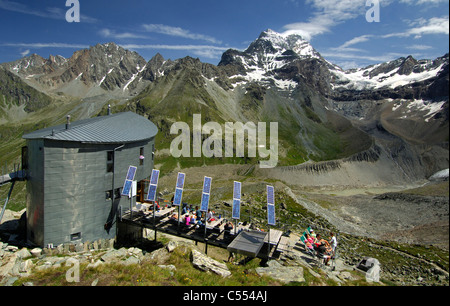 Il rifugio Velan, Cabane du Velan, del Club Alpino Svizzero (CAS) ai piedi del monte Grand Combin, Vallese, Svizzera Foto Stock