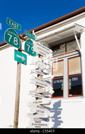 Basso angolo vista di segni, Main Street, Julian, della Contea di San Diego, California, Stati Uniti d'America Foto Stock