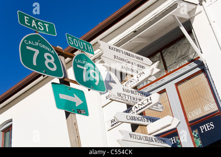 Basso angolo vista di segni, Main Street, Julian, della Contea di San Diego, California, Stati Uniti d'America Foto Stock