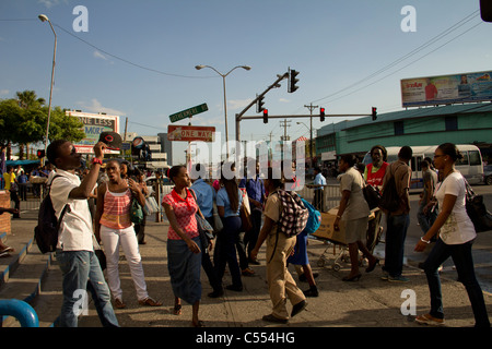 La gente nelle strade di Kingston in Giamaica Foto Stock