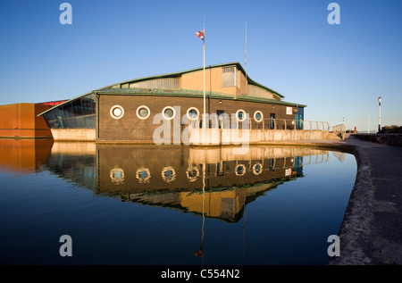 Scialuppa di salvataggio RNLI stazione presso St Annes riflessa nella piscina di canottaggio Foto Stock