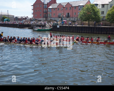 Dragon Boat Racing su Exeter quay Foto Stock