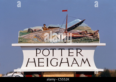 Segno di villaggio, Potter Heigham, Norfolk, Inghilterra, 1975 Foto Stock