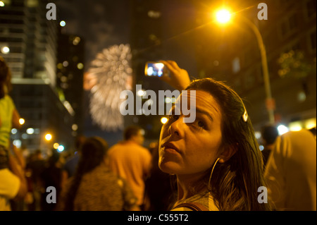 35Th annuale di Macy's quarta di luglio Fireworks display sopra il fiume Hudson Foto Stock