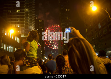 35Th annuale di Macy's quarta di luglio Fireworks display sopra il fiume Hudson Foto Stock