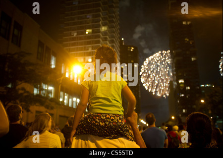 35Th annuale di Macy's quarta di luglio Fireworks display sopra il fiume Hudson Foto Stock