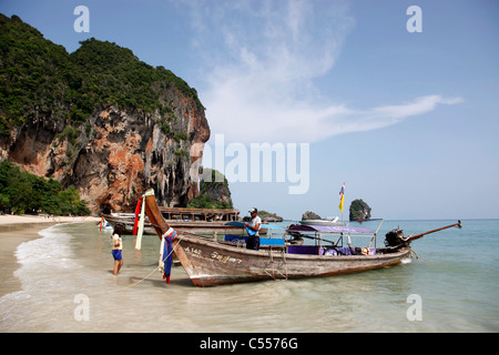 Tailandese tradizionale barca su Phra Nang Cave Beach Railay, Krabi, Thailandia Foto Stock