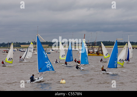 Membri di Felixstowe Ferry sailing club sul fiume Deben, Suffolk, Regno Unito. Foto Stock