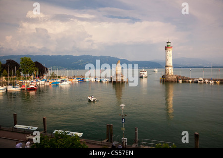 Lindau Island Harbour bellissima scenic panorama sul lago di Costanza la Baviera, avvicinando il traghetto, turisti e barche in marina austria sullo sfondo delle alpi Foto Stock