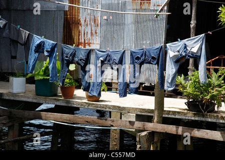 Linea di lavaggio con i jeans e i pantaloni su Panyee isola galleggiante zingari del mare village, Phuket, Tailandia Foto Stock