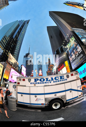 Times Square con la polizia servizio di emergenza carrello parcheggiato, dopo che la polizia di re-area aperta al traffico di persone di NYC, 2011-06-27 (fisheye) Foto Stock