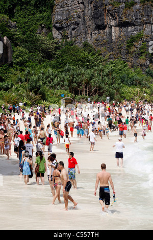 Una folla di persone e di turisti sulla spiaggia Maya Bay dove la spiaggia è stata filmata, Ko Phi Phi Ley, Phuket, Tailandia