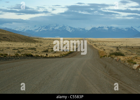 Strada sterrata passando attraverso un paesaggio, Pampa, Argentina Foto Stock