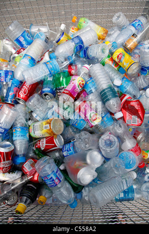 Bottiglie di plastica e contenitori in un bidone della spazzatura per il riciclaggio in Phuket, Tailandia Foto Stock