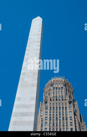 Basso angolo di visione di un obelisco, McKinley monumento, Niagara Square, Buffalo, nello Stato di New York, Stati Uniti d'America Foto Stock