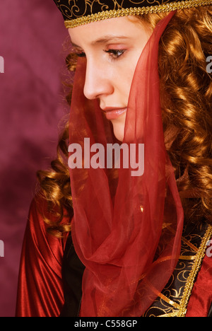 Ritratto di profilo di una bella donna medievale Foto Stock