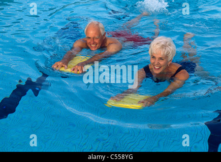 Coppia senior di nuoto in piscina Foto Stock