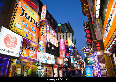 Cartelli di segnalazione commerciale in un mercato a Myeongdong, Seoul, Corea del Sud Foto Stock