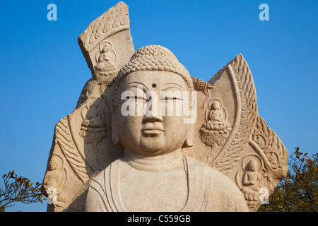 Standing Buddha di pietra in un museo, Gyeongju Museo Nazionale, Gyeongju, Corea del Sud Foto Stock
