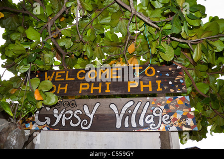 Signpost zingari del mare Village nell isola di Phi Phi Foto Stock