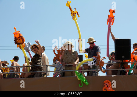 I festaioli presso il Chicago Pride Parade, 2011. Foto Stock