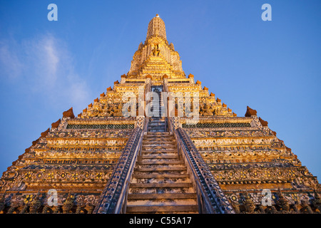 Basso angolo vista di un tempio Wat Arun, Bangkok, Thailandia Foto Stock