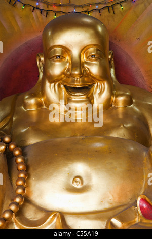 Ridendo statua del Buddha in un tempio Wat Traimit, Chinatown, Bangkok, Thailandia Foto Stock