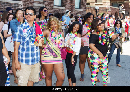 Gli spettatori presso il Chicago Pride Parade, 2011. Foto Stock