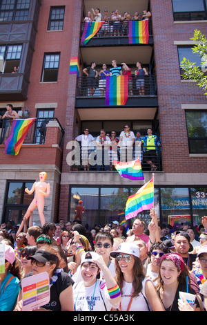 Gli spettatori su strada e balconi degli appartamenti presso il Chicago Pride Parade, 2011. Foto Stock