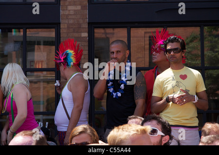 Gli spettatori presso il Chicago Pride Parade, 2011. Foto Stock