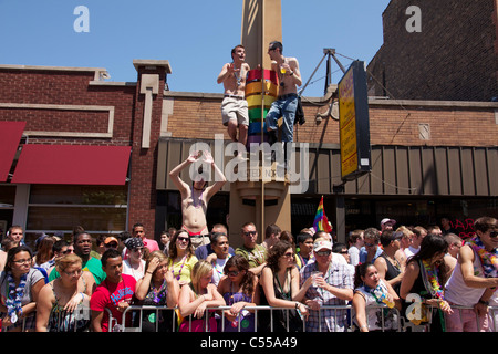 Gli spettatori lungo il percorso presso il Chicago Pride Parade, 2011. Foto Stock