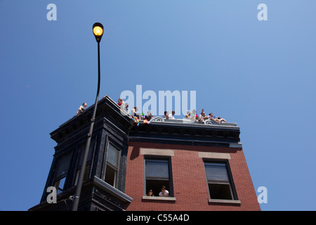 Gli spettatori in cima ad un palazzo di appartamenti a Chicago Pride Parade, 2011. Foto Stock